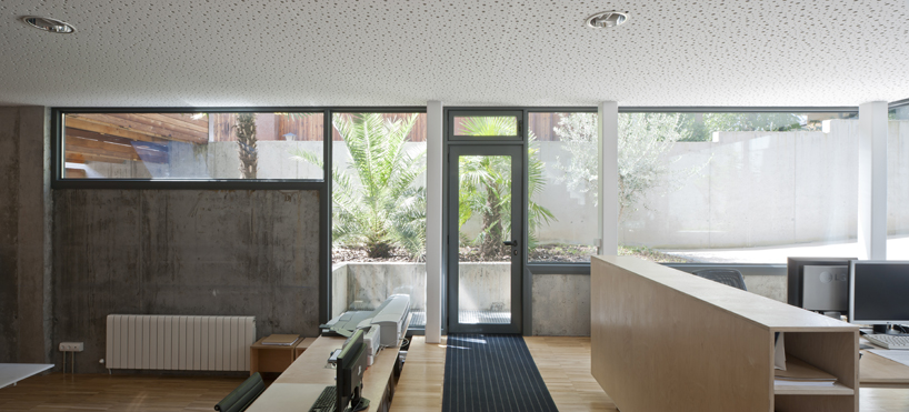 narrow house by hollegha arquitectos, madrid