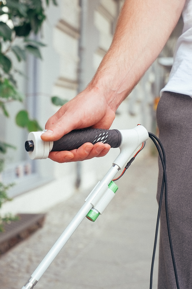 werteloberfell designs a smart white cane with surface-changing handle