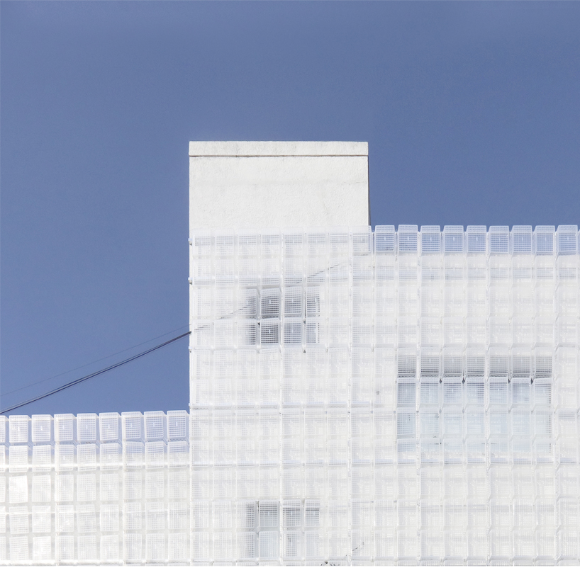 hyunje joo engulfs 1,500 semi-transparent baskets on building façade in korea