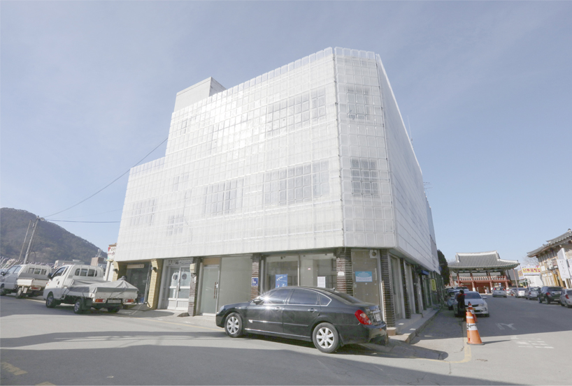 hyunje joo engulfs 1,500 semi-transparent baskets on building façade in korea