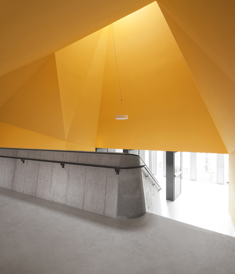 secondary school braamcamp freire pontinha by CVDB architectos