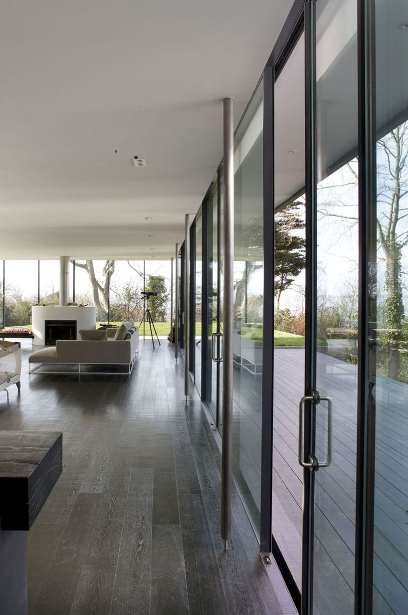 glass house by manser practice architects