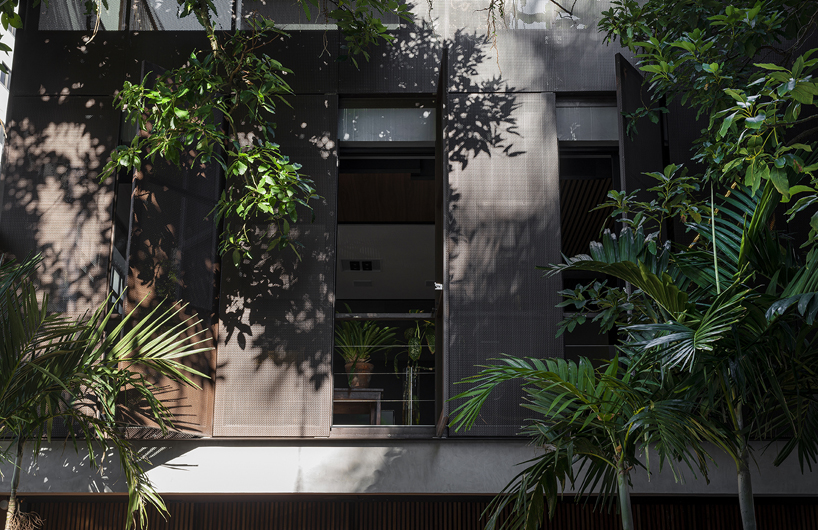 A casa de Henrik Beaumont no Brasil tinha telas verticais para conseguir privacidade + infiltração