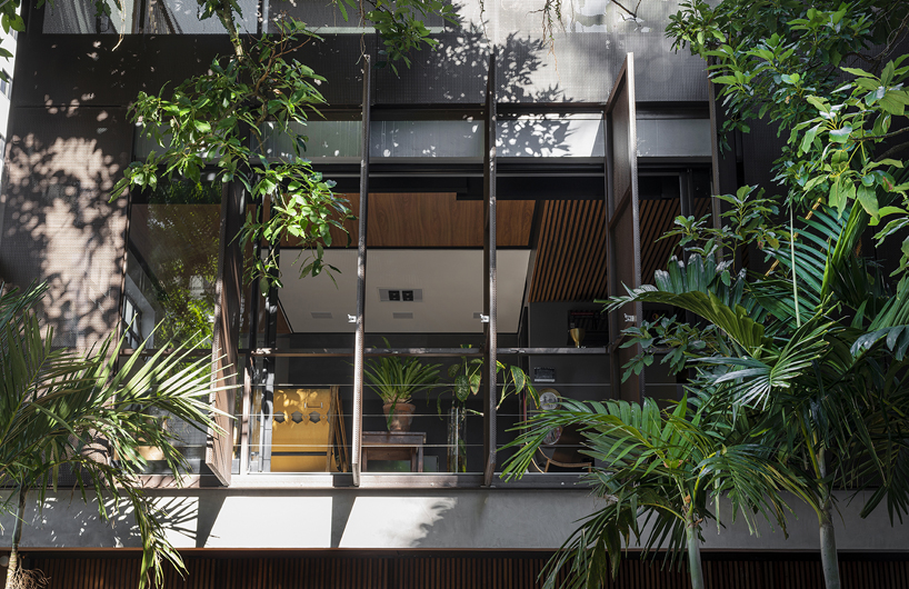 A casa de Henrik Beaumont no Brasil tinha telas verticais para conseguir privacidade + infiltração