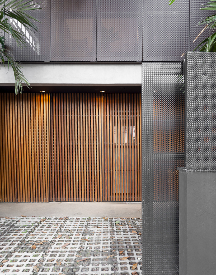 Telas verticais foram usadas pela casa de Bimont Architectura no Brasil para conseguir privacidade + infiltração