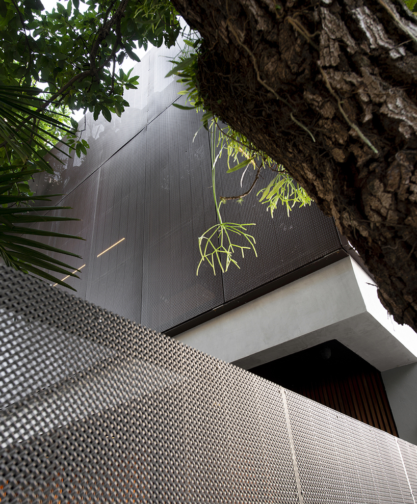 Telas verticais foram usadas pela casa de Bimont Architectura no Brasil para conseguir privacidade + infiltração