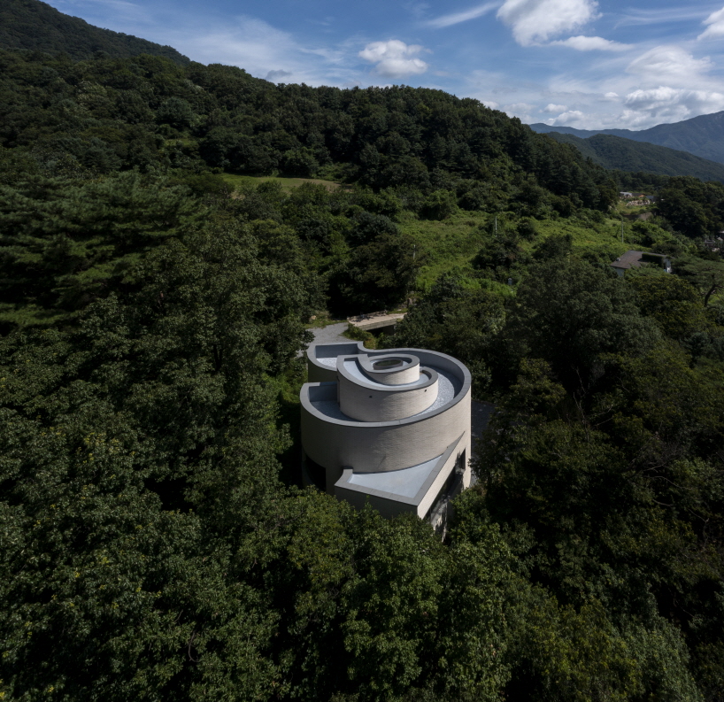 Dua lingkaran intelijen memodelkan rumah asisten salju di hutan dekat Seoul 