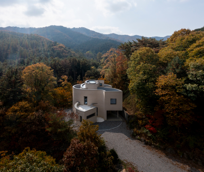 Dua lingkaran intelijen memodelkan rumah asisten salju di hutan dekat Seoul 