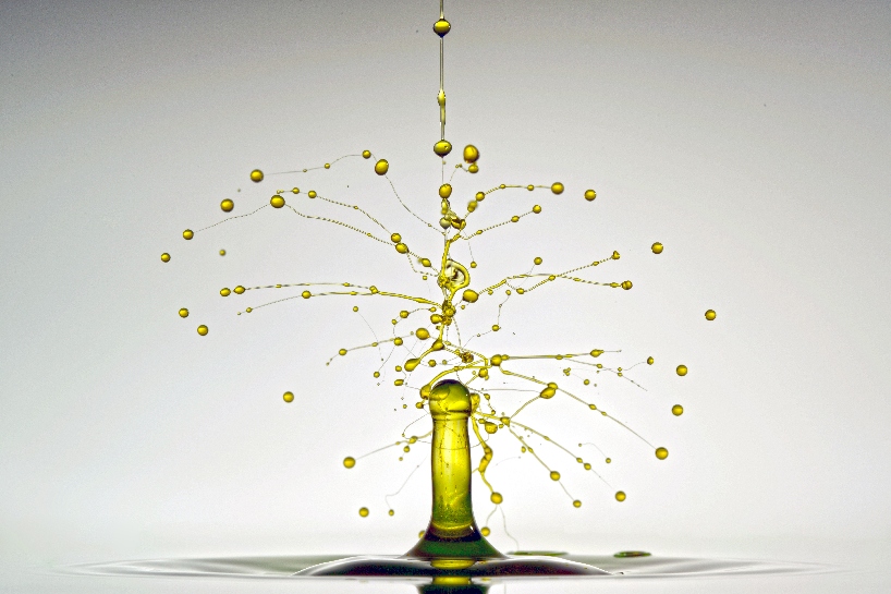 Water drop impact, high speed photograph - Stock Image - A180/0255 -  Science Photo Library