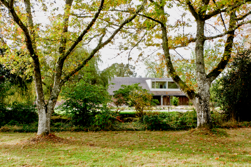 scott and scott architects complete 'saanich farmhouse' in canada designboom