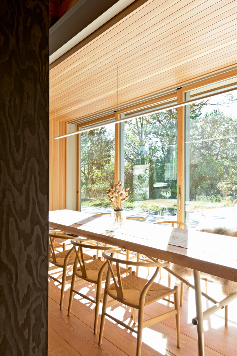 scott and scott architects complete 'saanich farmhouse' in canada designboom