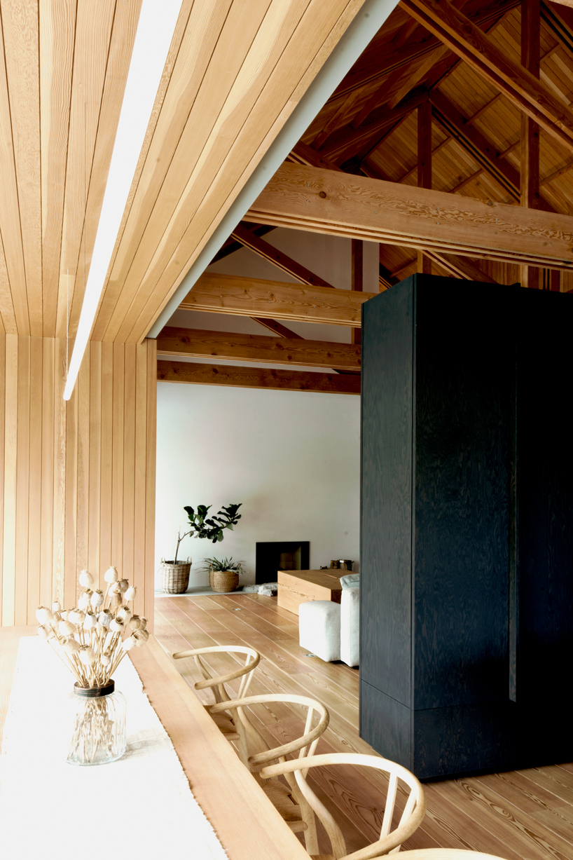 scott and scott architects complete 'saanich farmhouse' in canada designboom