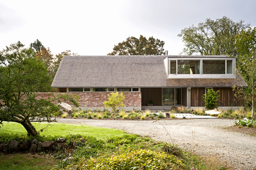 scott and scott architects complete 'saanich farmhouse' in canada designboom