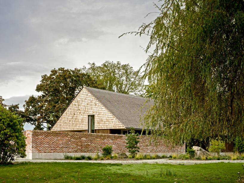 scott and scott architects complete 'saanich farmhouse' in canada designboom