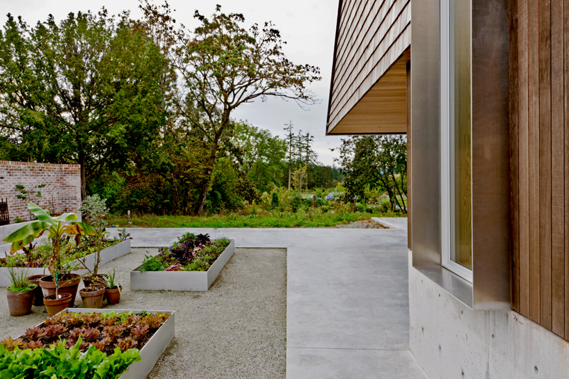 scott and scott architects complete 'saanich farmhouse' in canada designboom