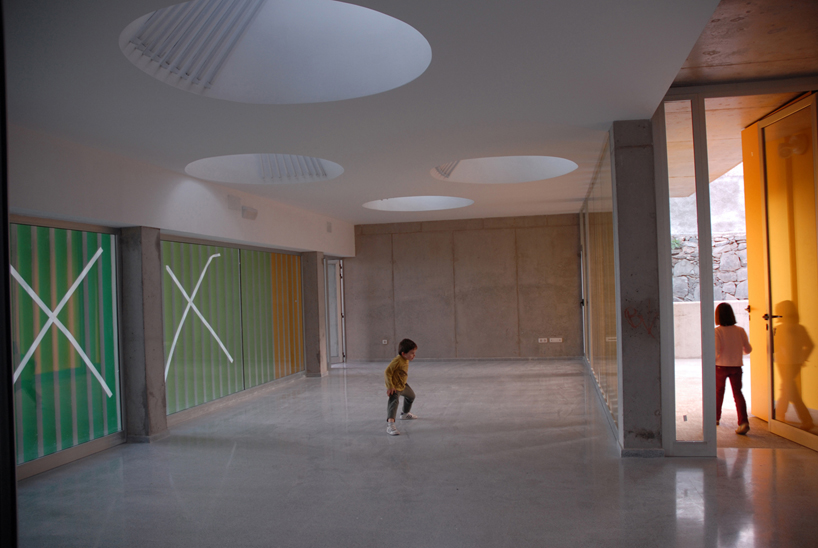 el lasso community centre by romera and ruiz architects