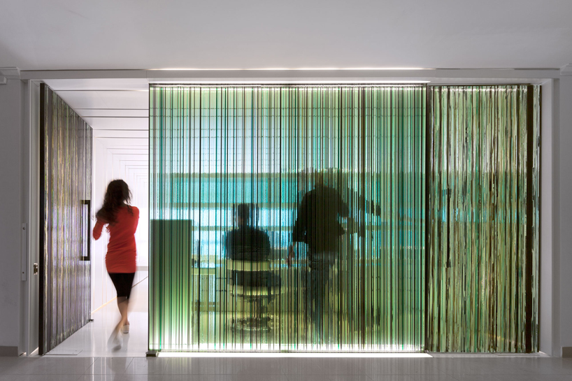 recycled glass dental clinic in torres vedras by MMV arquitectos