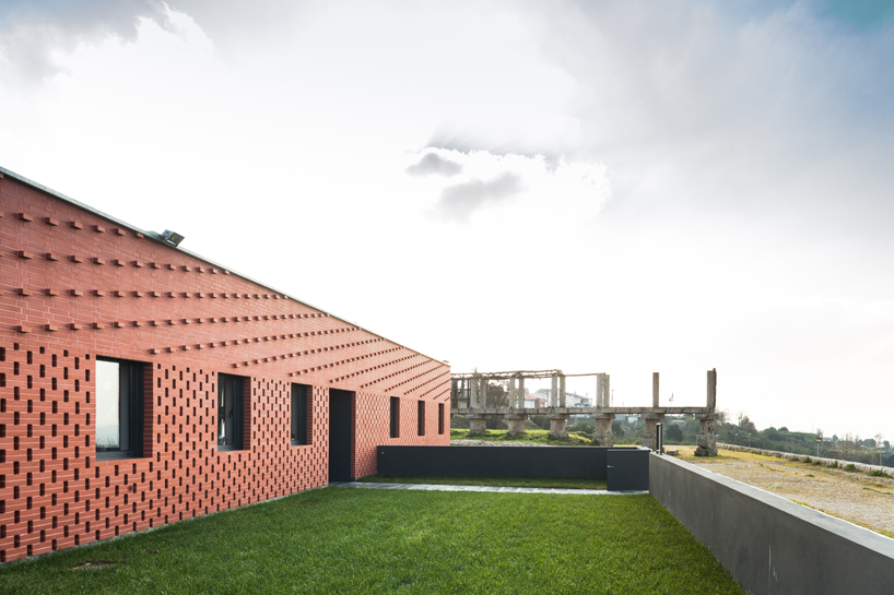 saavedrarquitectura builds brick clad school house in guimar&atilde;es