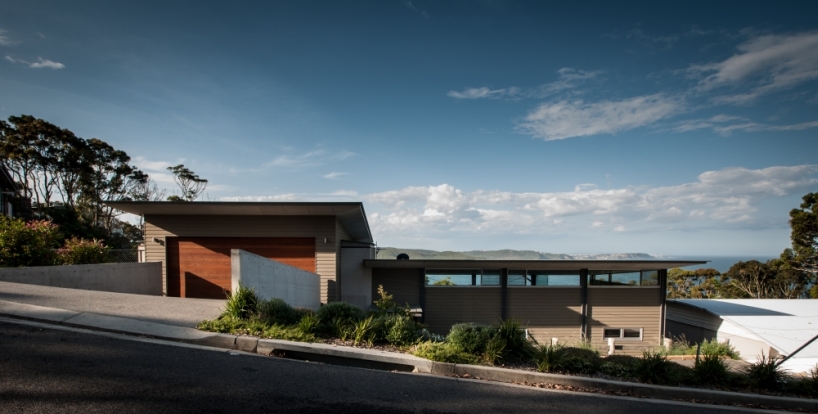 bourne blue architecture divides dudley residence along cliff