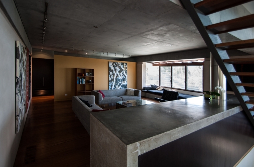 bourne blue architecture divides dudley residence along cliff