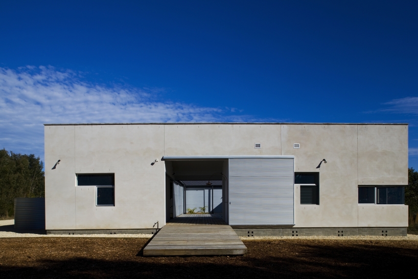 bourne blue architecture wraps diamond beach residence around courtyard