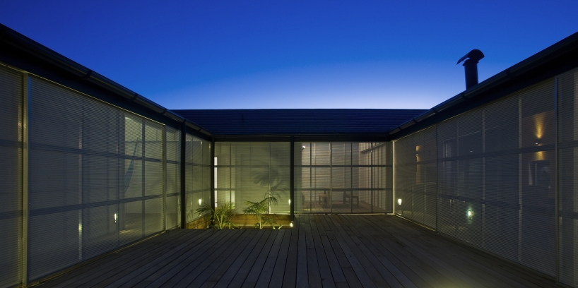 bourne blue architecture wraps diamond beach residence around courtyard