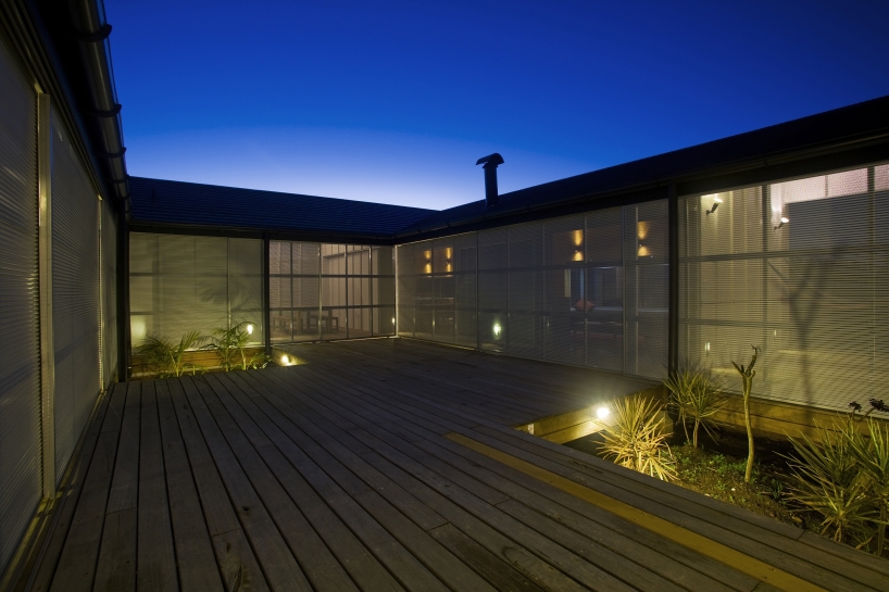 bourne blue architecture wraps diamond beach residence around courtyard