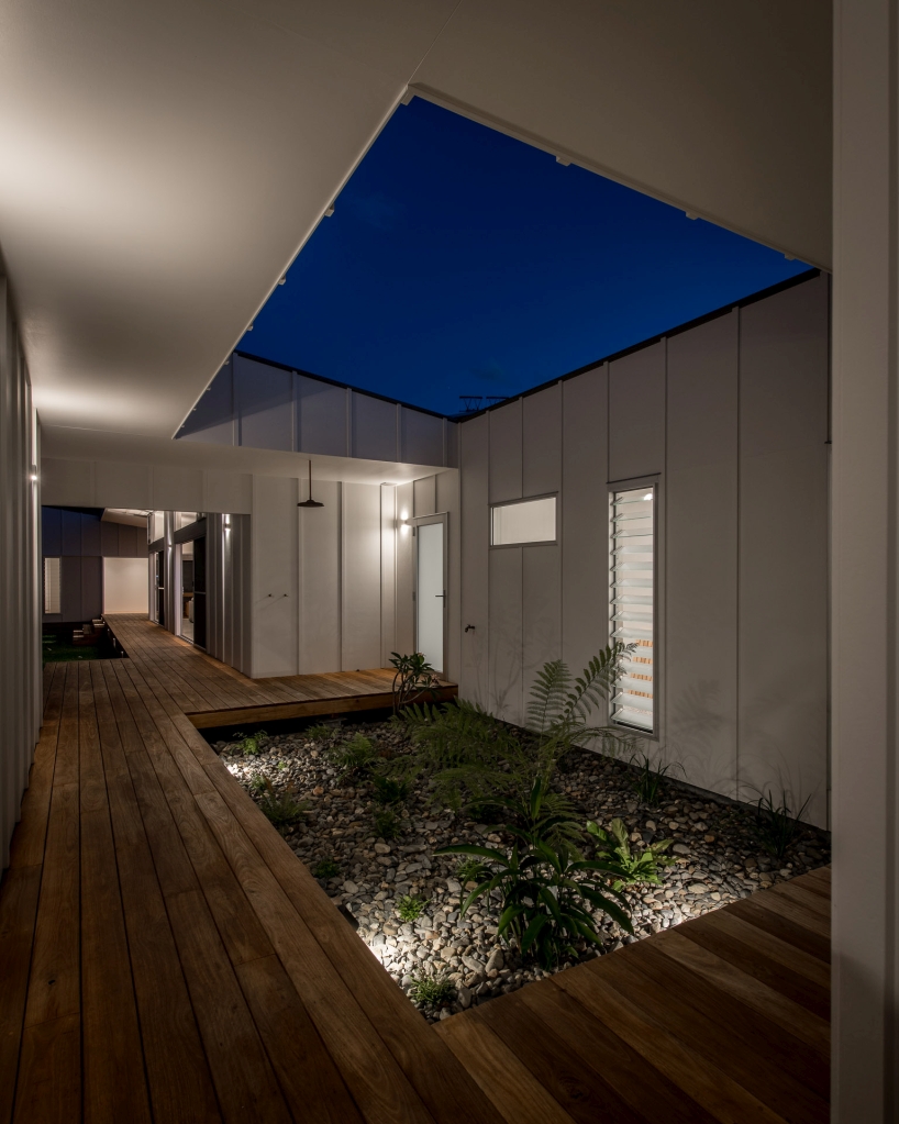 australian beach house boasts a modest durable beauty by bourne blue architects