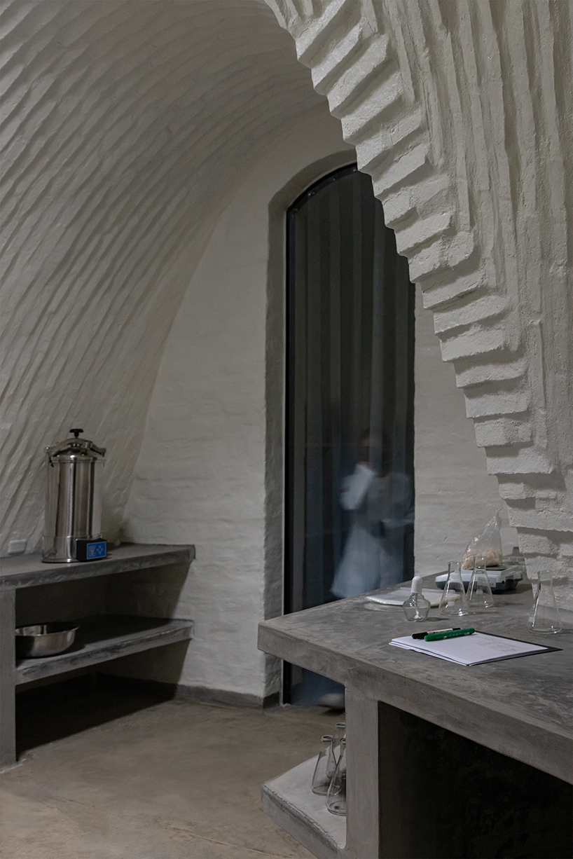 made of earthen adobe vaults, al borde&rsquo;s biology lab rises from the amazonian rainforest - 8
