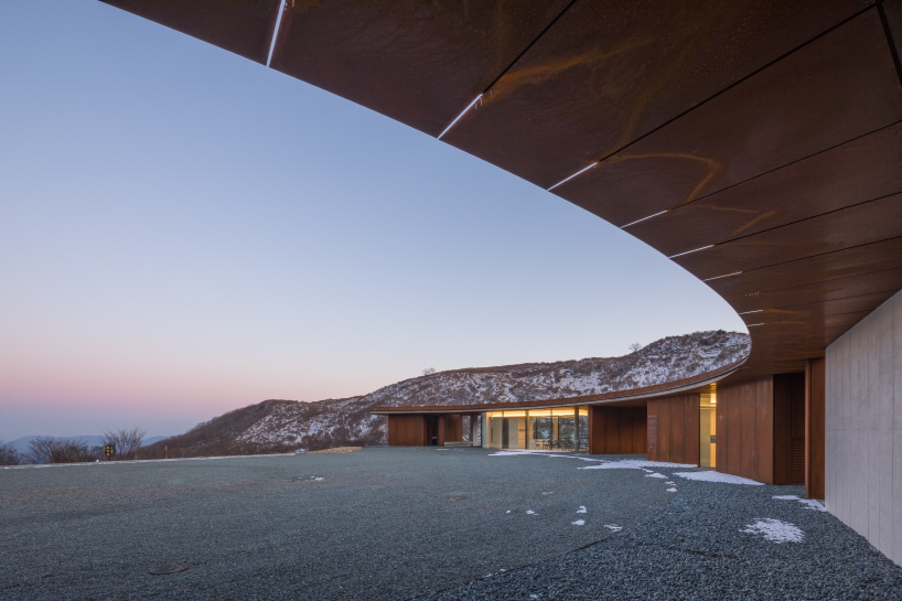 Οι αρχιτέκτονες D.LIM συνδυάζουν την περιοχή ηρεμίας σε σχήμα ημισελήνου σε κορεατικά βουνά