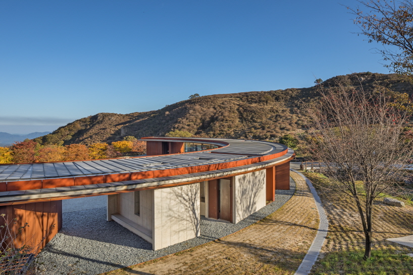 Οι αρχιτέκτονες D.LIM συνδυάζουν την περιοχή ηρεμίας σε σχήμα ημισελήνου σε κορεατικά βουνά
