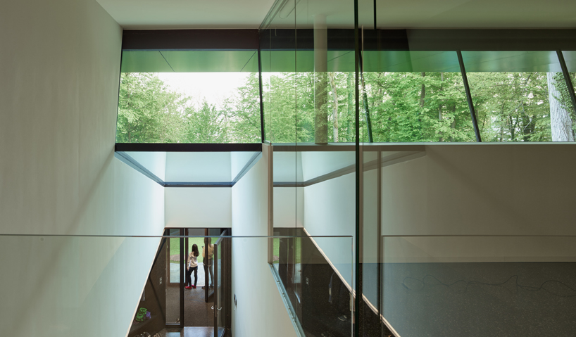 electrically driven shutters morph archinauten's house GT