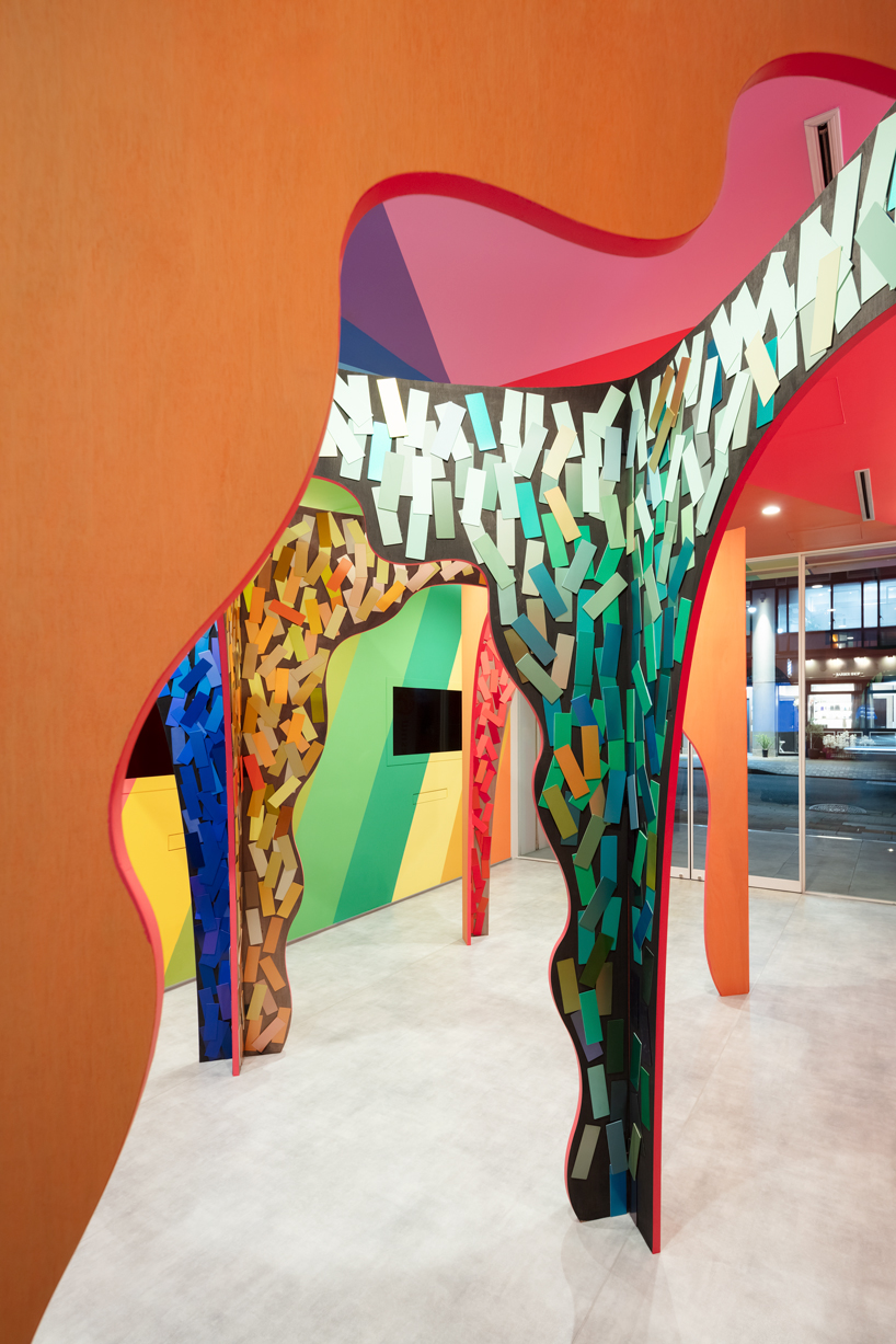 New Audiovisual aesthetics 表象文化　メディアアート moriyuki ochiai crafts chromatic maze from discarded paint