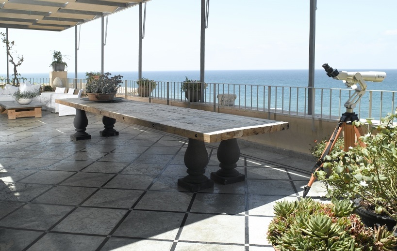 alex meitlis overhauls the kastiel's penthouse in jaffa, israel