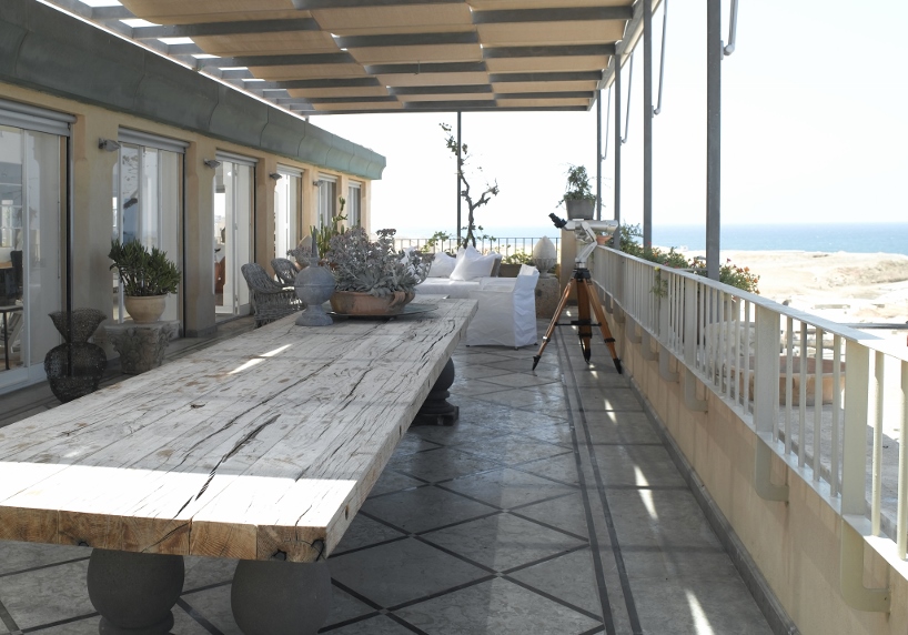 alex meitlis overhauls the kastiel's penthouse in jaffa, israel