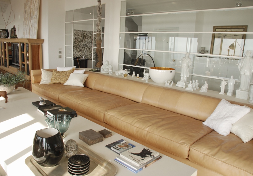 alex meitlis overhauls the kastiel's penthouse in jaffa, israel