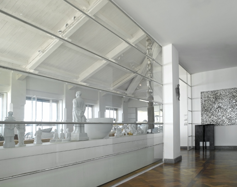 alex meitlis overhauls the kastiel's penthouse in jaffa, israel