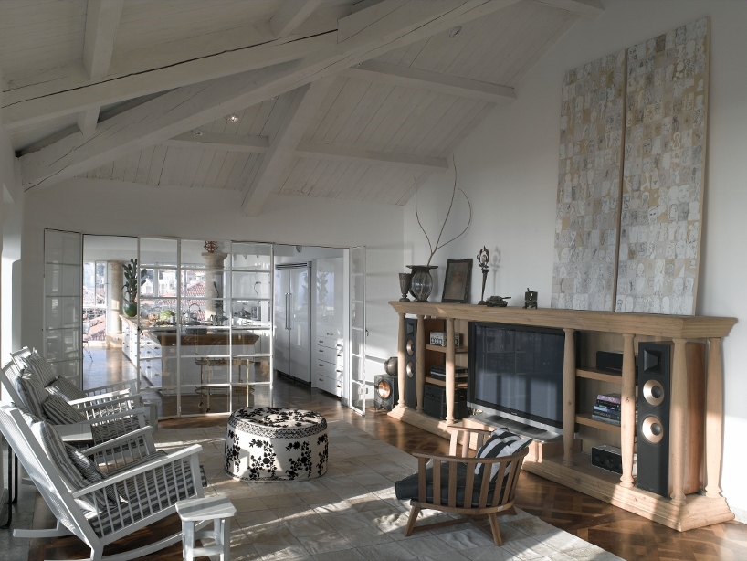 alex meitlis overhauls the kastiel's penthouse in jaffa, israel