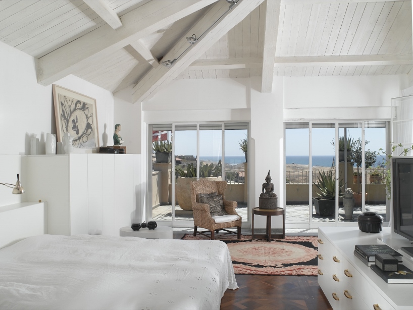 alex meitlis overhauls the kastiel's penthouse in jaffa, israel