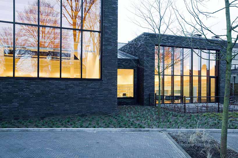 OMGEVING aligns zoersel's public library with the belgian streetscape