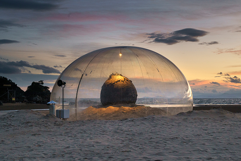 fossil-based balloon wraps kelp core for plastique fantastique's sea sculpture in korea