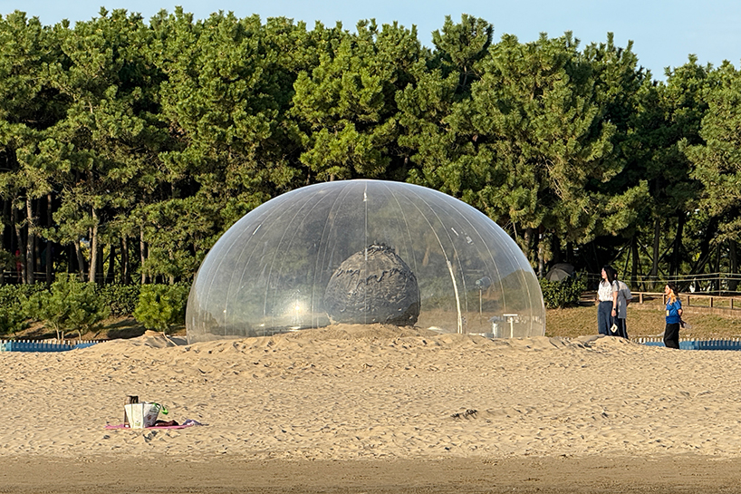 Marvelous Plastics instala esculturas inflables de fósiles a lo largo de la costa de Corea del Sur