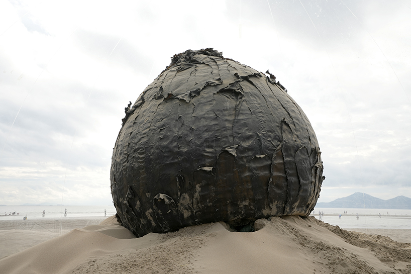 fossil-based balloon wraps kelp core for plastique fantastique's sea sculpture in korea