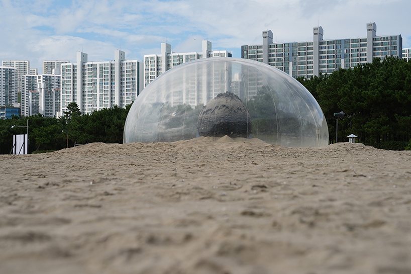 fossil-based balloon wraps kelp core for plastique fantastique's sea sculpture in korea