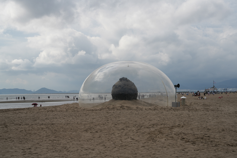 fossil-based balloon wraps kelp core for plastique fantastique's sea sculpture in korea
