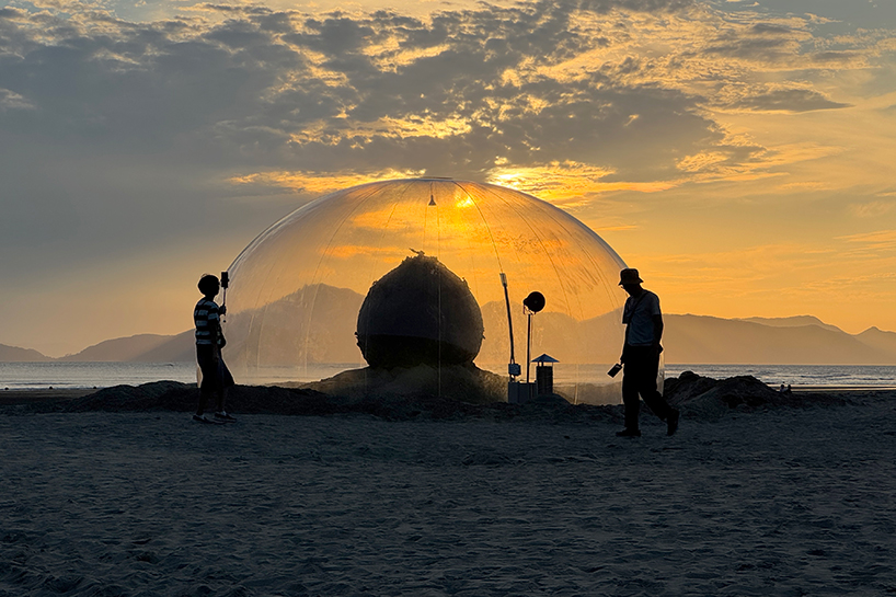 fossil-based balloon wraps kelp core for plastique fantastique's sea sculpture in korea