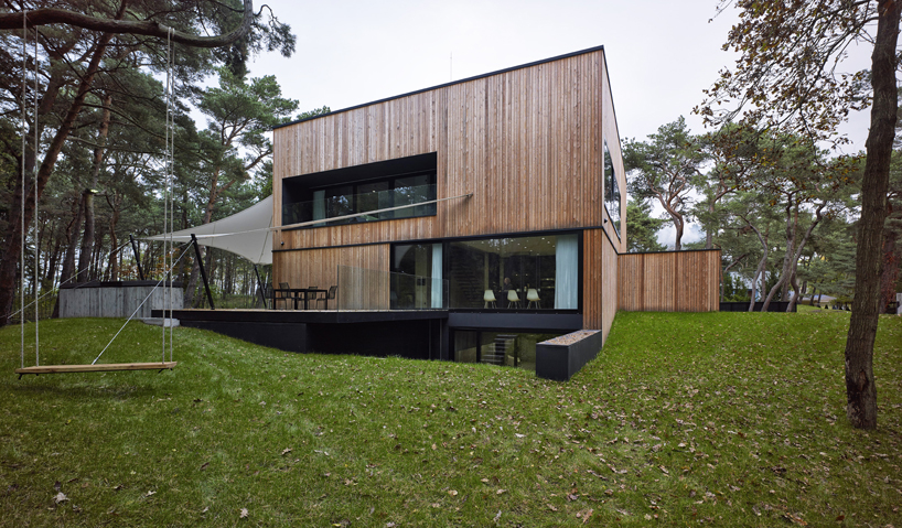 ultra-architects exudes strength in monolithic seaside house
