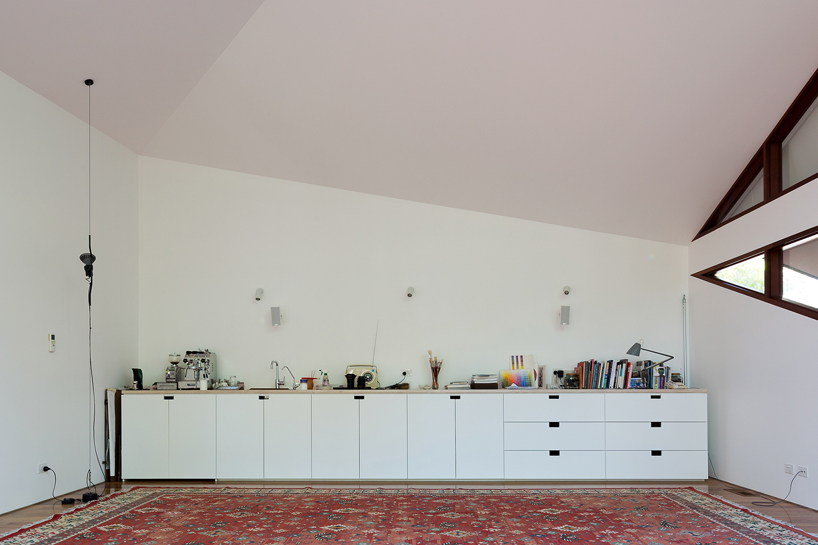 fearns studio expands folded south durras house in australia