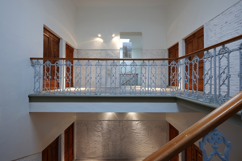 simone micheli enlivens futuristic mirrored house in florence