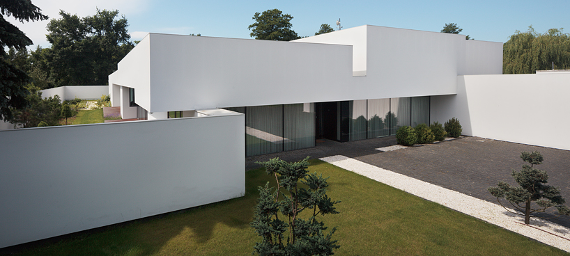 KMA architects unites house on the line of the horizon